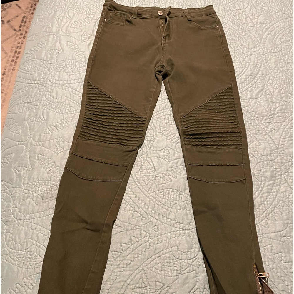 Army green pants, ankle zipper